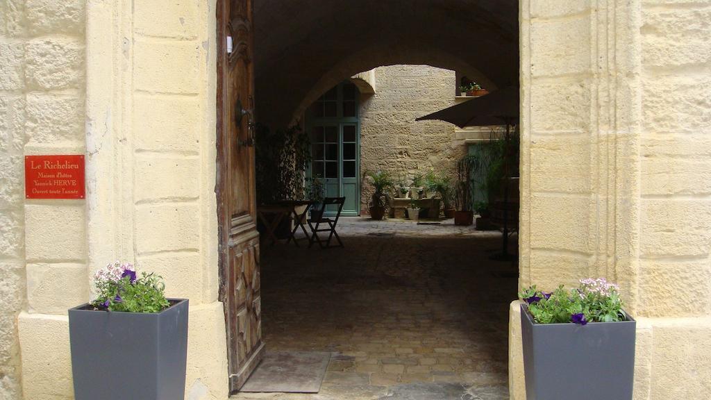 Bed and Breakfast Le Richelieu Юзес Экстерьер фото