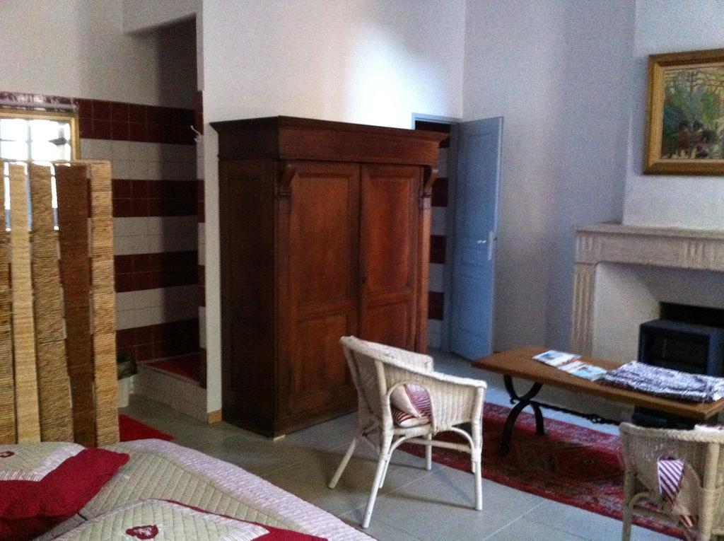 Bed and Breakfast Le Richelieu Юзес Экстерьер фото